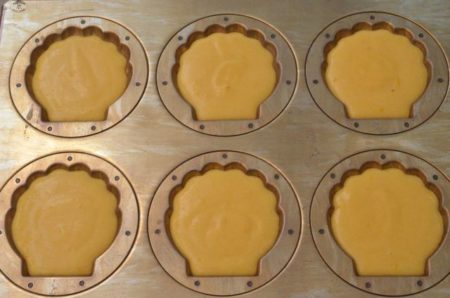 溶かしバター or 焦がしバター？ あこがれの黄金天板でマドレーヌ焼き比べ